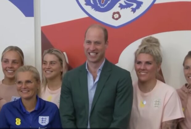 Принц Вільям та жіноча збірна Англії з футболу, кадр з відео