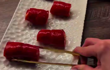 Рулетики из перца с сырной начинкой, кадр из видео