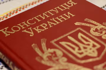 Над новою Конституцією працюватимуть 13 європейців