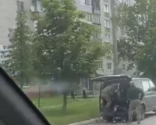 Війсккоми заштовхали хлопця у багажник авто. Фото: кадр з выдео