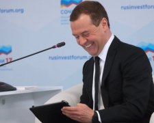 Декларація Медведєва: "скромний" Дімон їздить на Волзі та Побєді