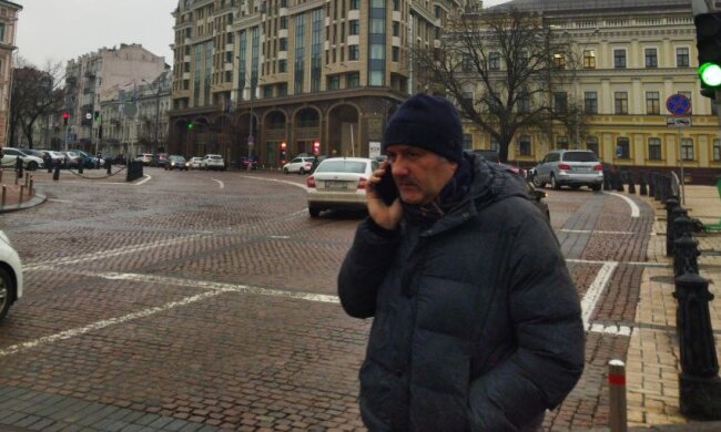 Українець із телефоном, фото: Знай.ua