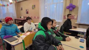 Школьников превращают в "спартанцев": родители жалуются на замерзшие туалеты и +7°C в классах