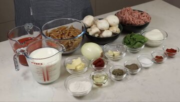 Запіканка з макаронів з грибами та соусом бешамель: фото скрін Ютуб