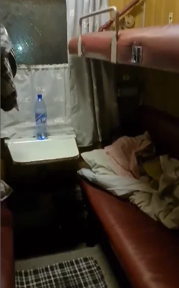 В поезде протекает крыша, скриншот с видео