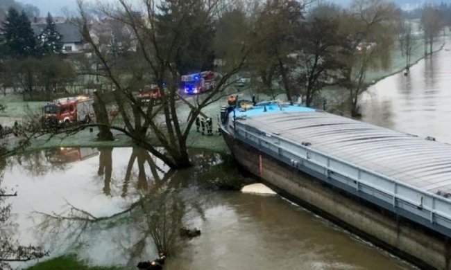 П'яний капітан перекрив річку Майн баржею