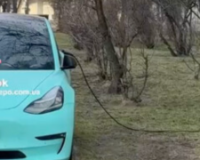 Зарядка електромобіля з вікна квартири, скріншот: TikTok