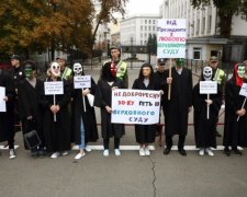 "Нечисть в мантиях" пришла в гости к Порошенко