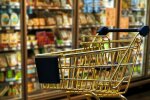 У Києві невідомі обвішують дерево візками, фото з відкритих джерел