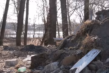 Шкодять не менше за окупантів: у Чернігові бізнесмени Тарасовці скинули на озеро токсичні залишки розбомбленого готелю