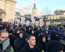 "Нацкорпус" приїхав на зустріч Порошенка з виборцями у Львові (фото)