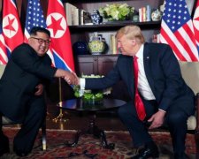 Трамп и Ким Чен Ын встретились после месяца прелюдий: эпичные кадры