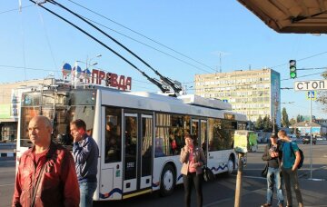 Всегда на связи: в Днепре появились троллейбусы, в которых можно зарядить телефон