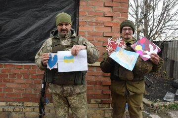 Воїни ЗСУ отримали малюнки від маленьких українців, фото: facebook.com/30brigade