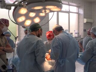 хирурги, скриншот из видео