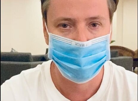 Вітас повернувся з туру по Китаю і зробив тривожну заяву в противірусній масці