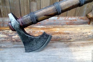 Під Києвом божевільний, вийшовши з церкви, кинувся на людей з сокирою