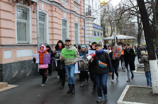 Марш трансгендеров в Киеве: радикалы сорвали акцию, в сети появились фото и видео жестких стычек