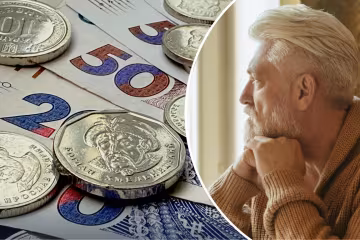 Пенсионер считает деньги