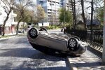 Во Львове Peugeot перевернулся в воздухе и "почесал" крышу об асфальт, кадры экшна