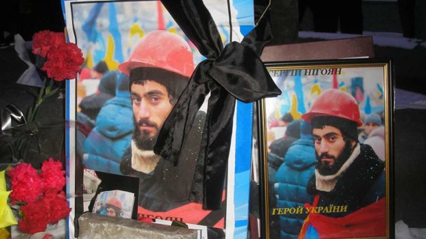 В Киеве разгромили памятник Сергею Нигояну: герой Майдана под ногами вандалов, - кадры, от которых закипает кровь