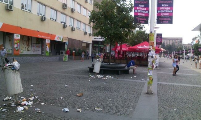 Днепр тонет в горах мусора