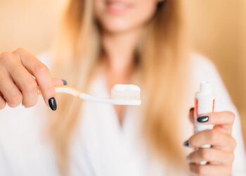 Человек, чистящий зубы. Фото: youtube