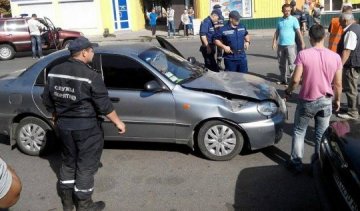 Дорожній стовп впав на авто у Кіровограді  (фото)