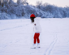 Дівчина, зима, сніг, фото: Знай.ua