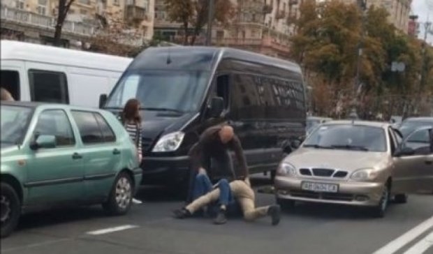 Нервы сдали: киевские водители подрались в пробке