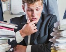 Половина держслужбовців живуть на мінімальну зарплату