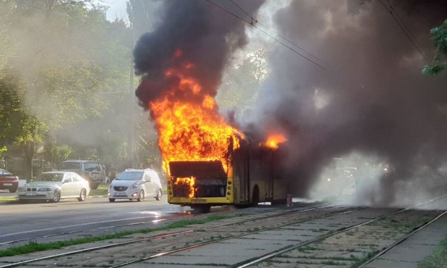 Не залишилося нічого: в Чернівцях загадково запалала маршрутка