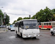 Під Дніпром переповнена маршрутка ледь не перетворилася на суп з пасажирів: у салон хлинув окріп