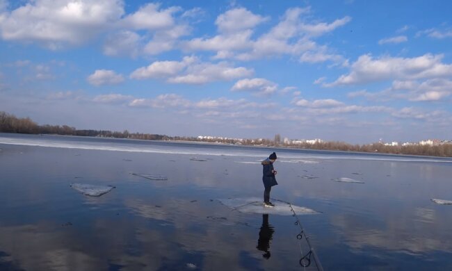 Київський рибалка "вивудив" з Дніпра потопаючого хлопчика: "Лід під ним тріщав"