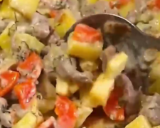 Тушкована індичка з картоплею, кадр з відео