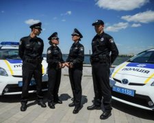"Банан в одно место": киевских копов застукали за гаражами в странной позе 