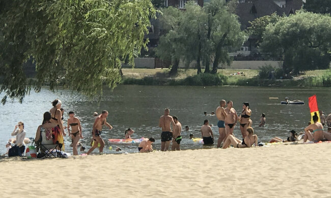 Кияни вийшли на пляжі з кишковою паличкою - літо, спека