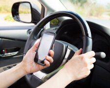 Водій зі смартфоном фіксує порушення ПДР