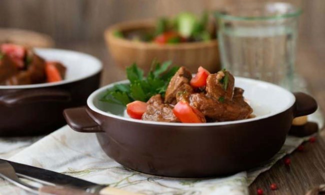 Гуляш з яловичини: ситний рецепт на всі випадки життя