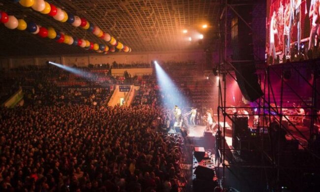 Страна недолюбленных: известные звезды проехались по 8 марта