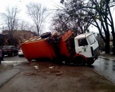 В Харкові сміттєвоз провалився під землю