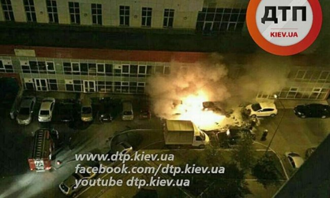 В Киеве за ночь сгорели два автомобиля (фото)