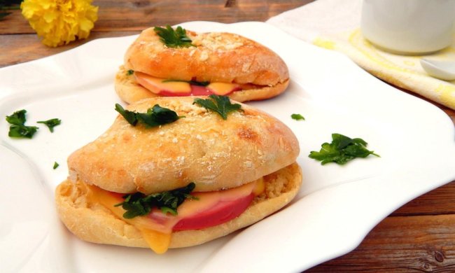 Быстрый рецепт багета с сыром, зеленью и ветчиной