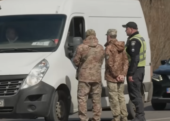 ТЦК та поліція. Фото: скрін youtube