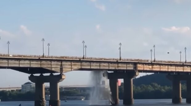 Комунальники Кличка забили на ремонт теплотраси на мосту Патона - тисячі киян сидять без води