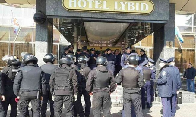 У центрі Києва АТОвці б'ються з міліцією