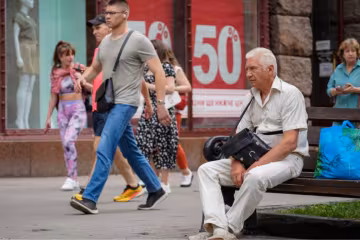 Доплата до пенсії понад 2500 грн: гроші в руках пенсіонера