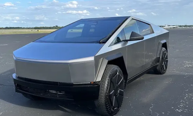 Tesla Cybertruck на улице Львова