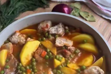 Тушкована свинина з картоплею та горошком, кадр з відео