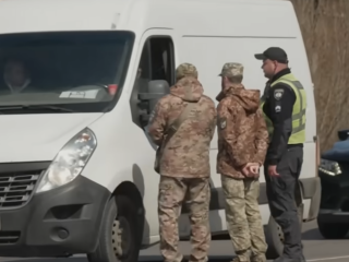 ТЦК та поліція. Фото: скрін youtube